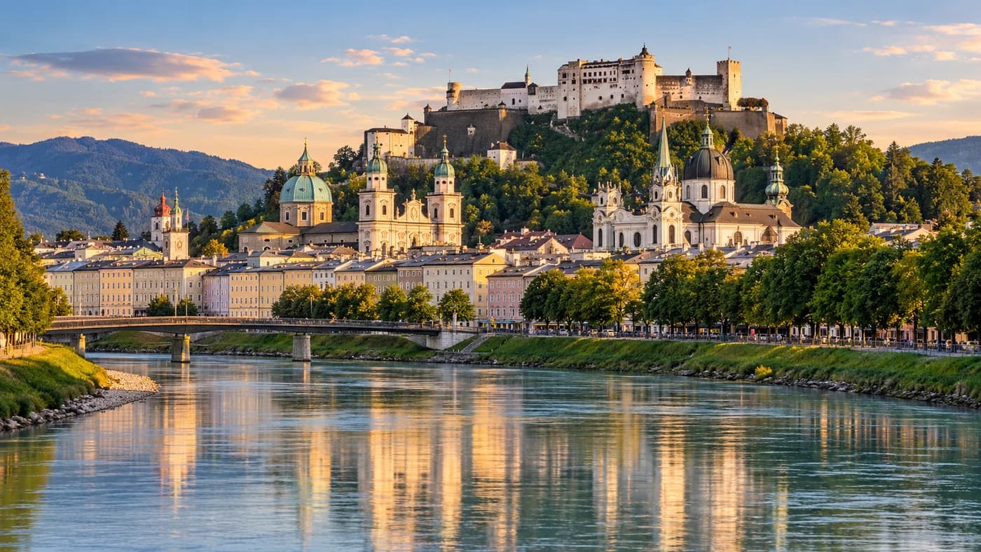 Österreichische Altstadt mit Festung und Fluss
